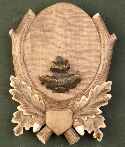 Медальон под клыки кабана с металлическим держателем, тонированная древесина, модель 213